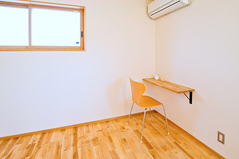 新潟県・個人住宅 カバザクラのキャラクターグレードが土佐和紙の白い壁とともにとナチュラルな空間を作っています。