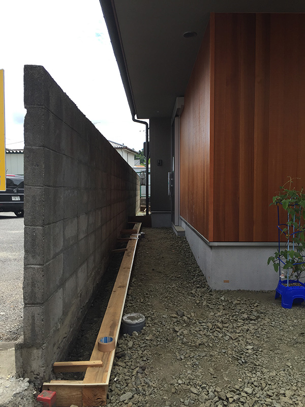 福島県・個人住宅 外壁部分に縦貼り施工をしました。非常にシャープな印象です。