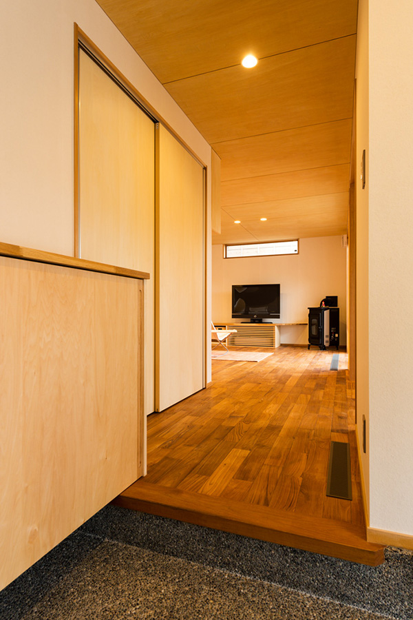 新潟県・個人住宅 アガチスの建具枠とも調和が取れています。